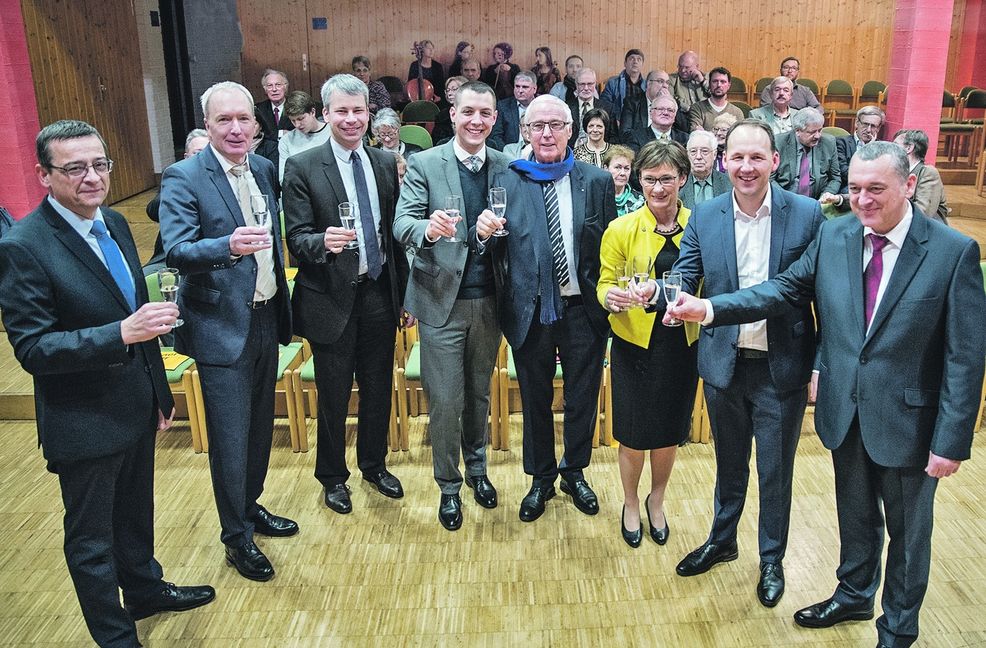 CDU-Neujahrsempfang in Weil der Stadt mit einem Glas Sekt: (links) CDU-Fraktionsvorsitzender Martin Buhl, Stadtverbandsvorsitzender Joachim Oehler und Staatssekretär Steffen Bilger – (rechts) Weil der Stadts Bürgermeister Thilo Schreiber, daneben CDU-Bundestagsabgeordneter Marc Biadacz und Landtagsvizepräsidentin Sabine Kurtz.  Bild: Richter