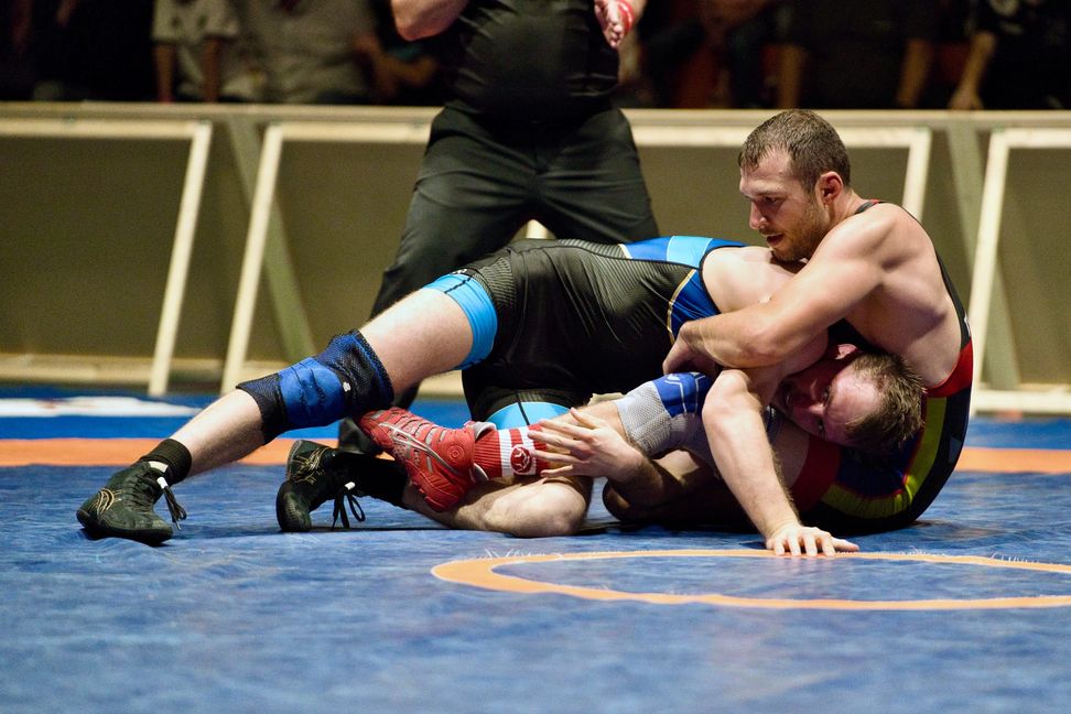 Ehningens Neuzugang Marcel Flick (rechts) verliert knapp gegen den Neckarweihinger Alexander Jakob. Bild: z