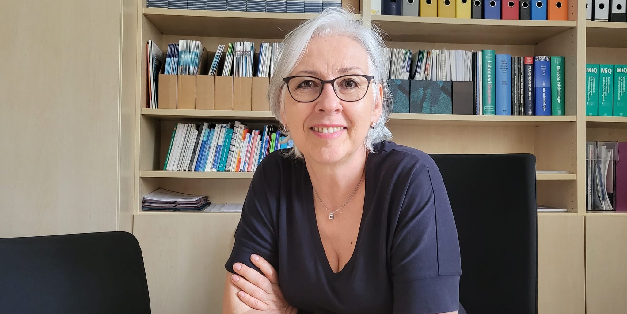 Dr. Britt Schwenz kennt die Erreger, die im Alltag kaum jemand wahrnimmt. Die Chefärztin des Instituts für Labormedizin, Transfusionsmedizin und Mikrobiologie der Kliniken Sindelfingen warnt davor, Infektionskrankheiten aus dem Blick zu verlieren.