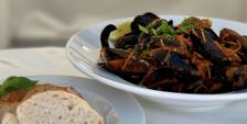 Thomas Heiling (Heilings Gastronomie) liebt die Miesmuscheln mit Steinofenbaguette (18 Euro).