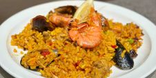 Julia Ceballos von Catrin Salutele empfiehlt ihre Schlemmerpaella für 17 Euro.