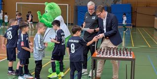 Trotz Wahlsonntags ließ es sich Sindelfingens Oberbürgermeister Markus Kleemann nicht nehmen, eine der Siegerehrungen durchzuführen. GSV-Jugendleiter Heiko Kuhn schaute genau hin.