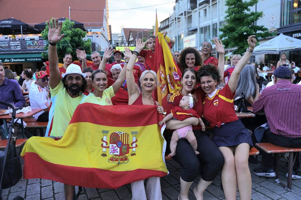 Die Spanier feiern das 2:1 gegen Frankreich und freuen sich schon aufs Finale. Bilder: Dettenmeyer