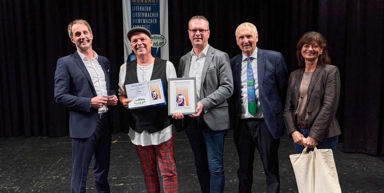 Pius Jauch, Michael Klink alias Link Michel, Rottenburgs OB Stephan Neher, Dr. Wolfgang Wulz (Herrenberg), der Vorsitzende des Vereins Schwäbische Mundart sowie Ute Reichhold (von links).