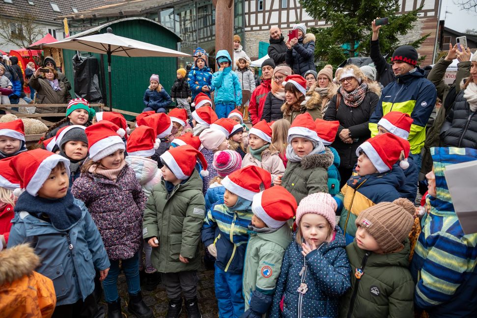 Junge Sänger aus der Kita Ostelsheimer Straße sorgen für Weihnachtsstimmung.