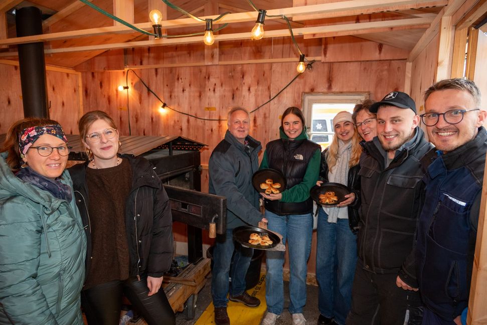 Familie Kienle und Freunde bieten das Backen für Kinder an.