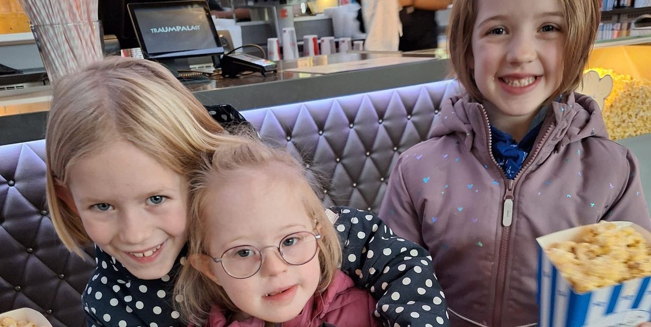 Glückliche Kinder mit Down-Syndrom beim Kino-Event im Traumpalast.