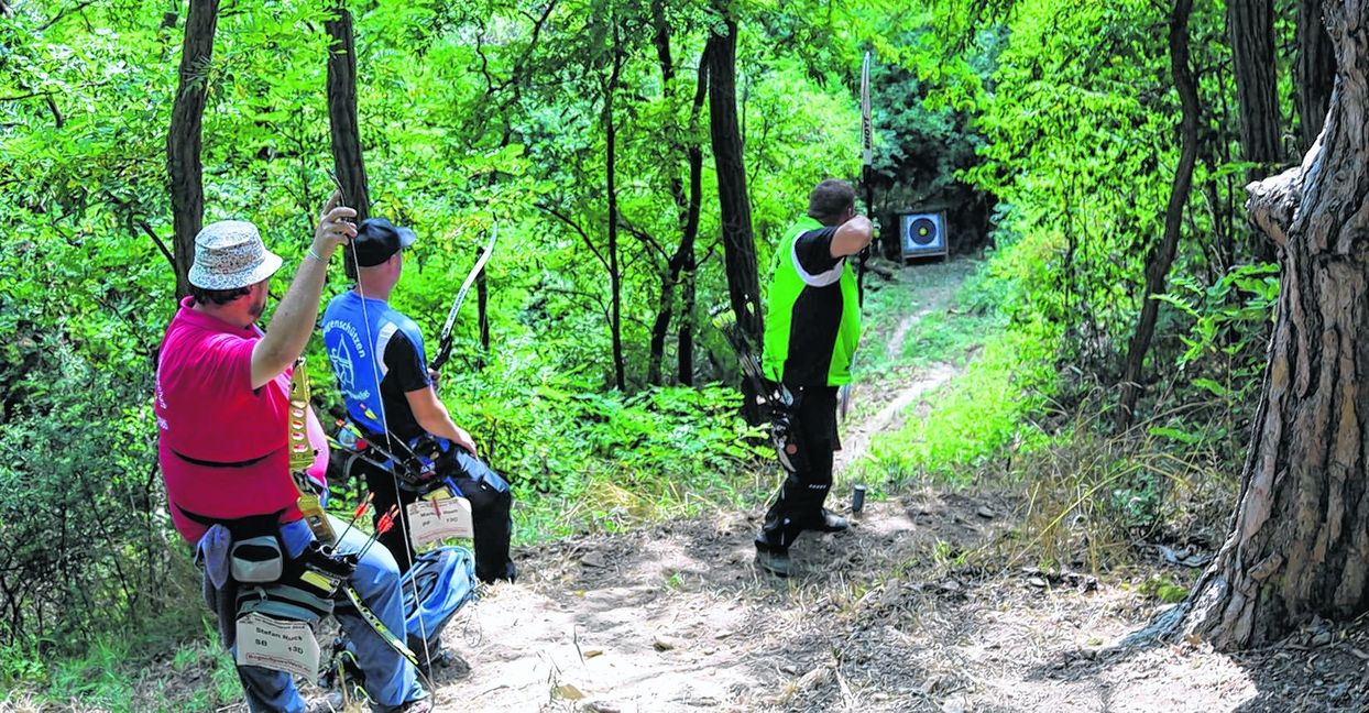 Ingo Berling nimmt Maß. Rund 40 Meter die Schlucht hinunter steht die Zielscheibe, die er mit dem Pfeil aus seinem Feldbogen möglichst zentral treffen muss. Seine beiden Mitstreiter beobachten jede seiner Bewegungen ganz genau. Bild: Bilaniuk