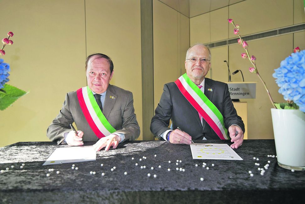 Die beiden Bürgermeister Daniele Chiarioni (links) und Wolfgang Faißt bekräftigen die Städtepartnerschaft mit ihren Unterschriften.  Bild: Richter