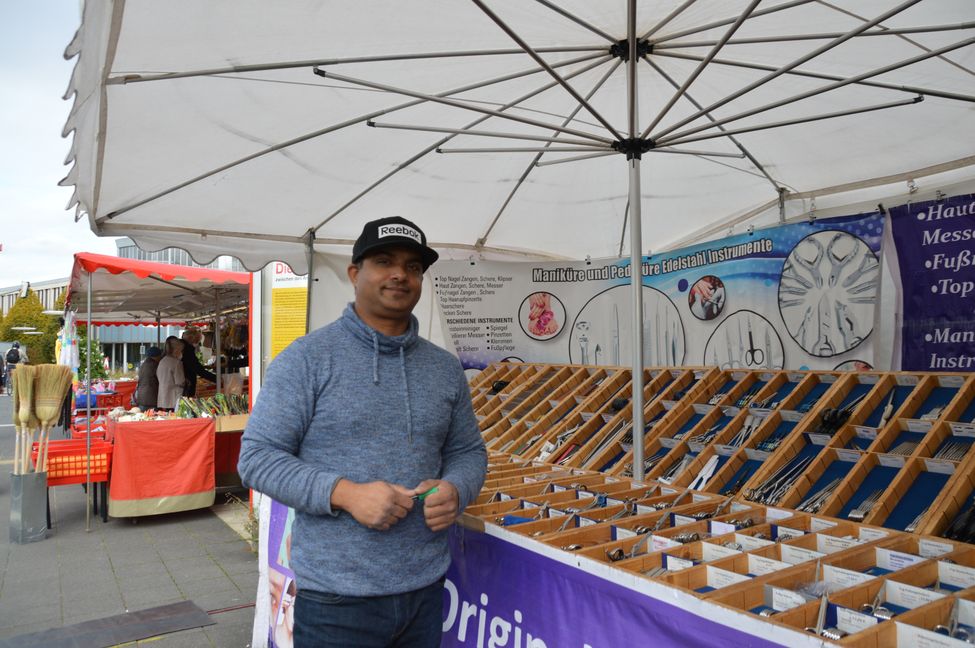 Fazal Hamid Choudry an seinem Stand auf dem Böblinger Krämermarkt.  Bild: Greck