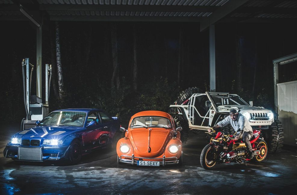 Mit seiner selbst gebauten Maschine hat Mateusz Ostrozny 2018 bei der Custom Bike in Köln den Publikumspreis gewonnen. Aber auch am BMW, am Käfer und am Geländewagen hat er viel herumgeschraubt
 Foto: privat