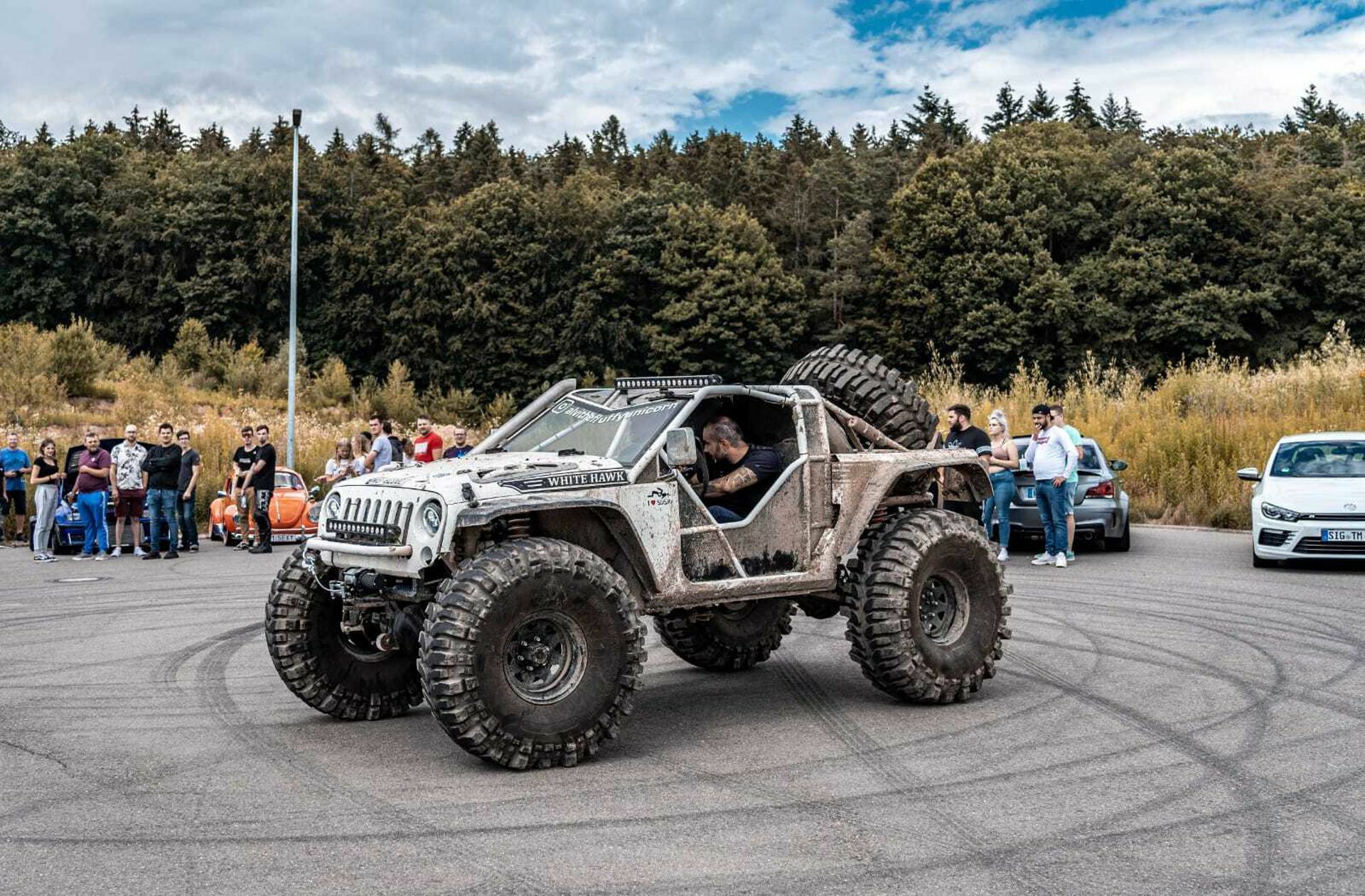 Der Geländewagen stammt aus russischer Herstellung. Auch hier stecken 1500 Stunden Tuningarbeit drin.
 Foto: privat