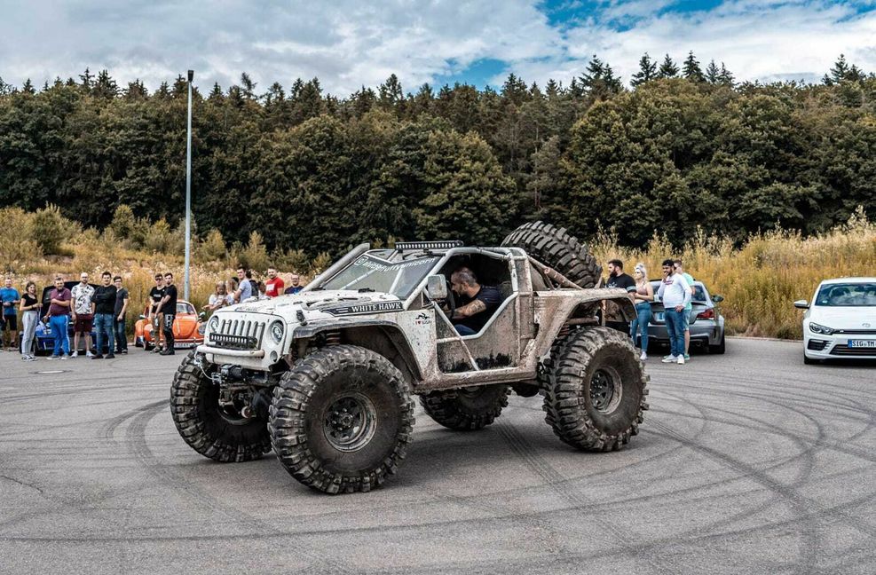 Der Geländewagen stammt aus russischer Herstellung. Auch hier stecken 1500 Stunden Tuningarbeit drin.
Foto: privat