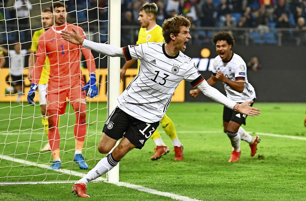 Thomas Müller steht beim Siegtreffer goldrichtig und darf jubeln.
Foto: imago images//Ulrich Huf..