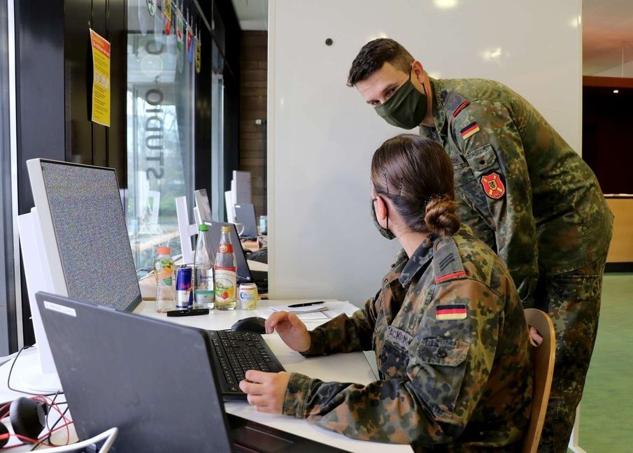 Soldaten des Artilleriebataillons 295 aus Stetten am kalten Markt unterstützen das Gesundheitsamt im Kontaktpersonenmanagement. Bild: z