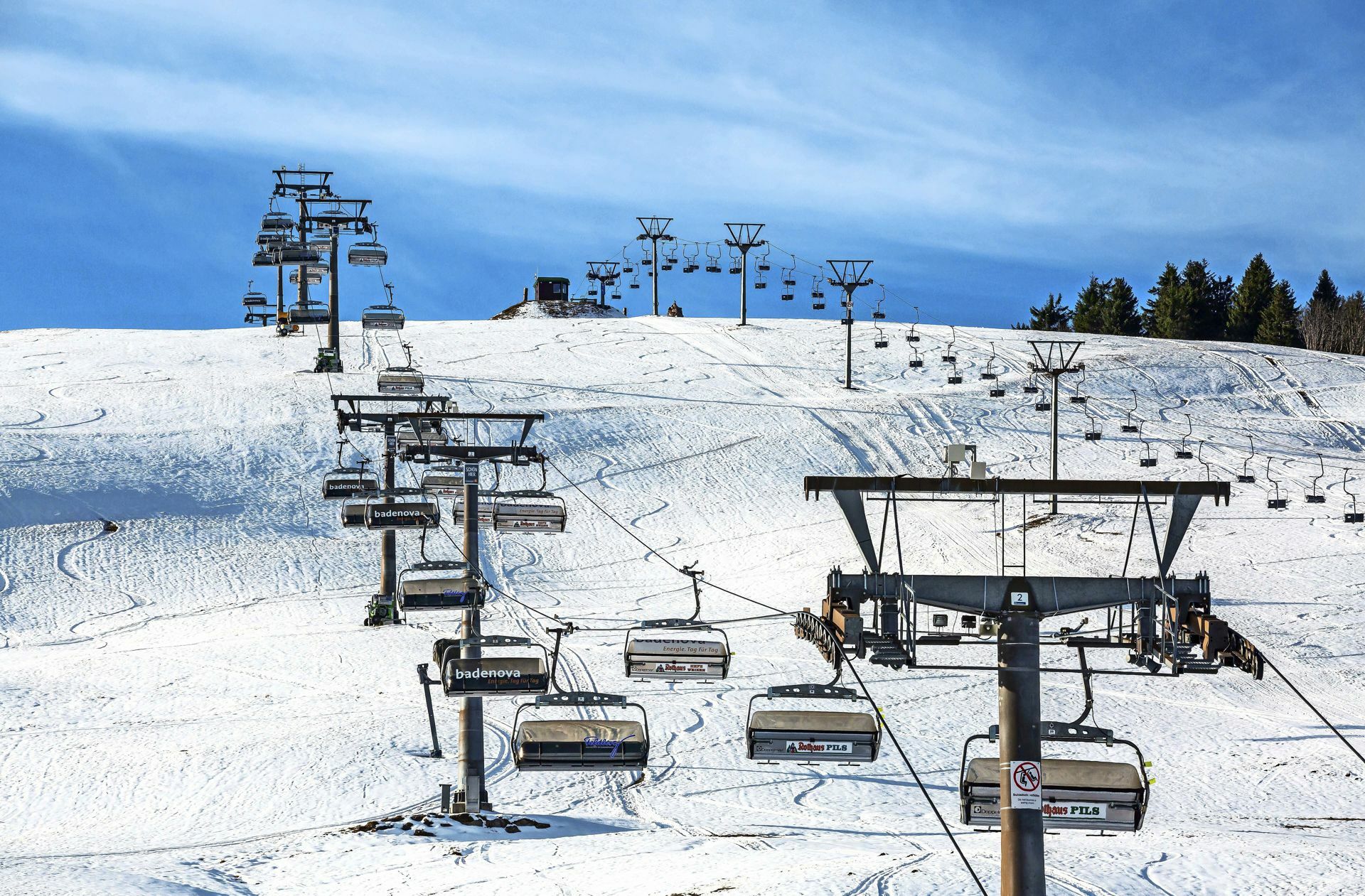 Alle Lifte stehen still, wenn  Söders starker Arm es will. Diese beiden steht allerdings am Feldberg. Da hat der CSU-Chef (noch) nichts zu sagen. Foto: /dpa/Philipp von Ditfurth