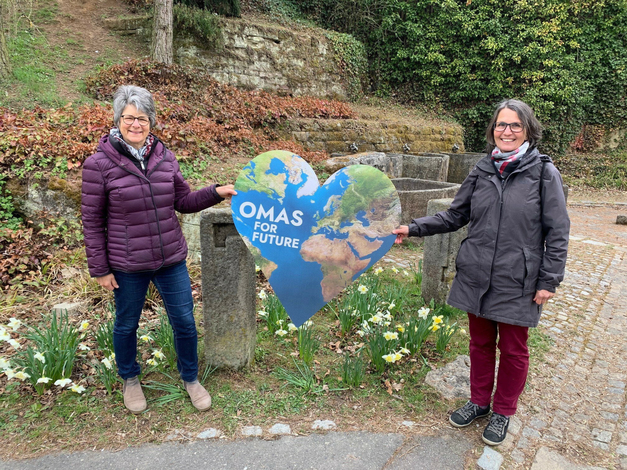Eva Gösmann (links)  und Ute Fischer-Stepper halten das Transparent hoch. Bild: z