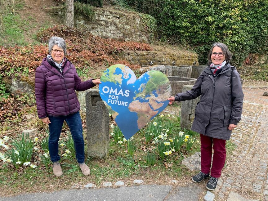 Eva Gösmann (links)  und Ute Fischer-Stepper halten das Transparent hoch. Bild: z