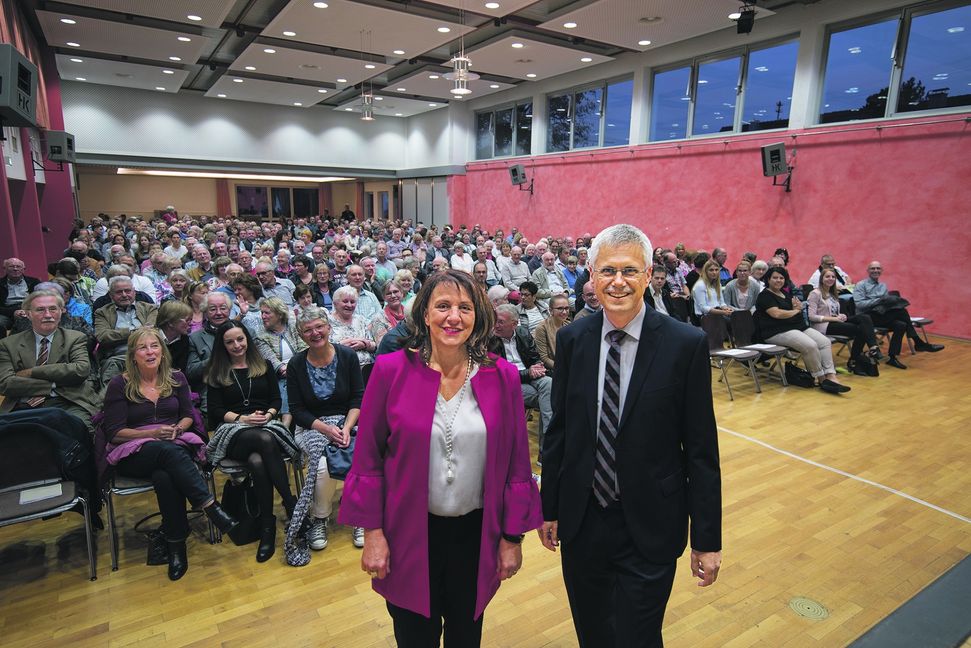 Die beiden Bürgermeisterkandidaten stellten sich für die Wahl am 14. Oktober vor: Amtsinhaber Jens Häußler und Erika Kanzleiter-Schilling.  Bild: Richter