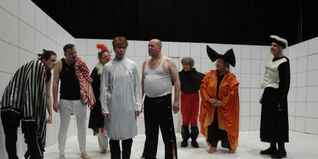 Die Theaterabteilung der Böblinger Kunstschule bringt „König Ubu“ von Alfred Jarry in den Städtischen Feierraum.