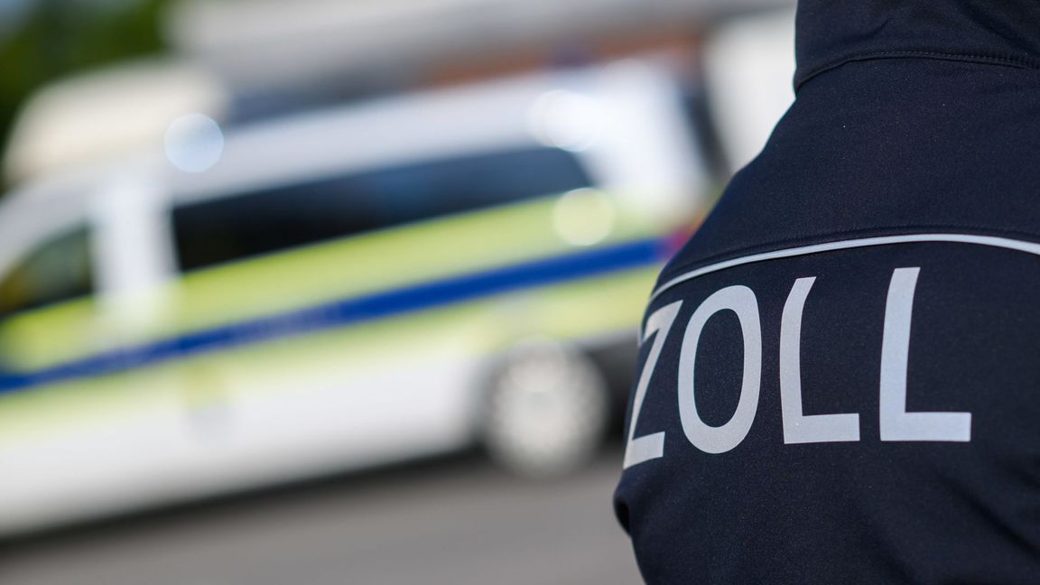 Zollbeamte kontrollierten den Kleintransporter bei Lindau. (Symbolbild)