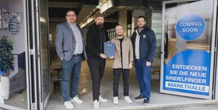 Auf unserem Foto: Wirtschaftsförderer Felix Rapp, Aleks Zavacki und Kimet Pajaziti von Pâtissier - Macarons & Cakes, und Marco Heinzelmann, Projektentwickler Innenstadt (vonlinks) nach der Vertragsunterzeichnung vor der Sindelfinger Markthalle.