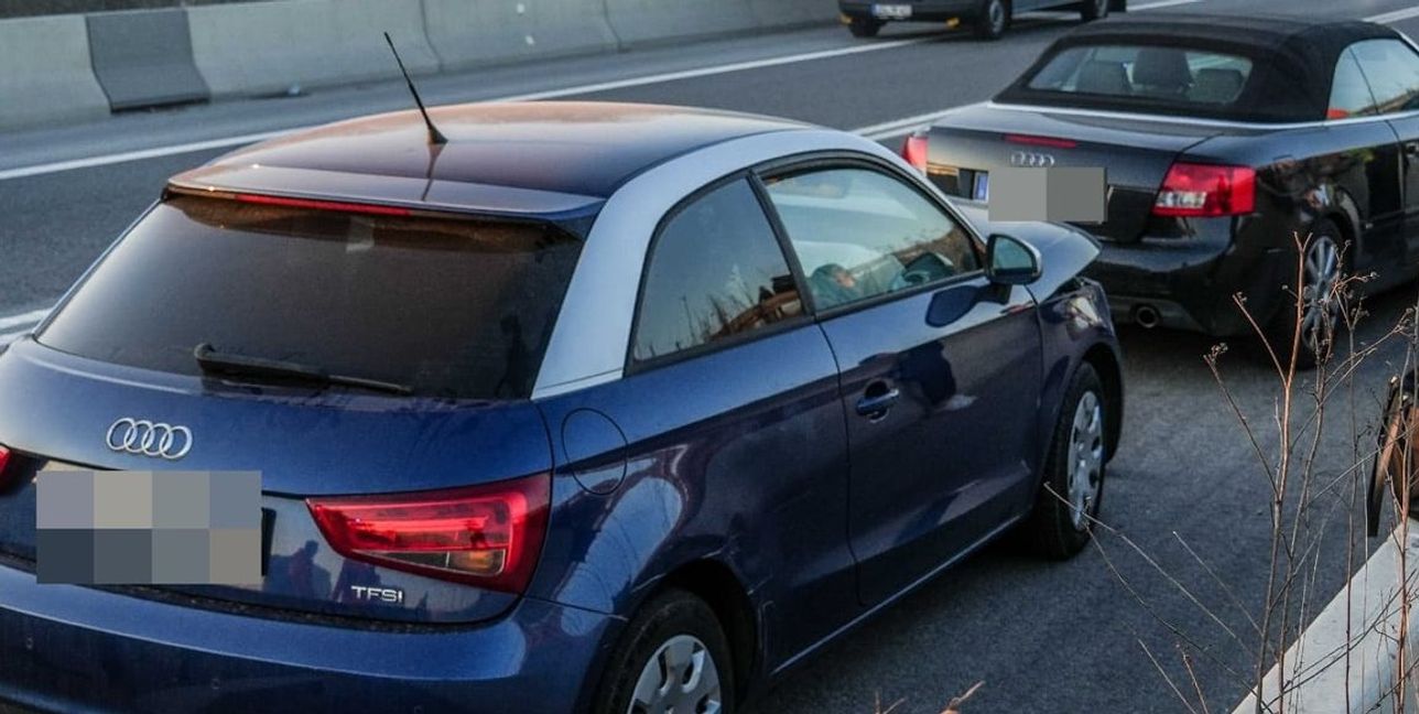 Der blaue Audi musste abgeschleppt werden. Bild: SDMG/Dettenmeyer