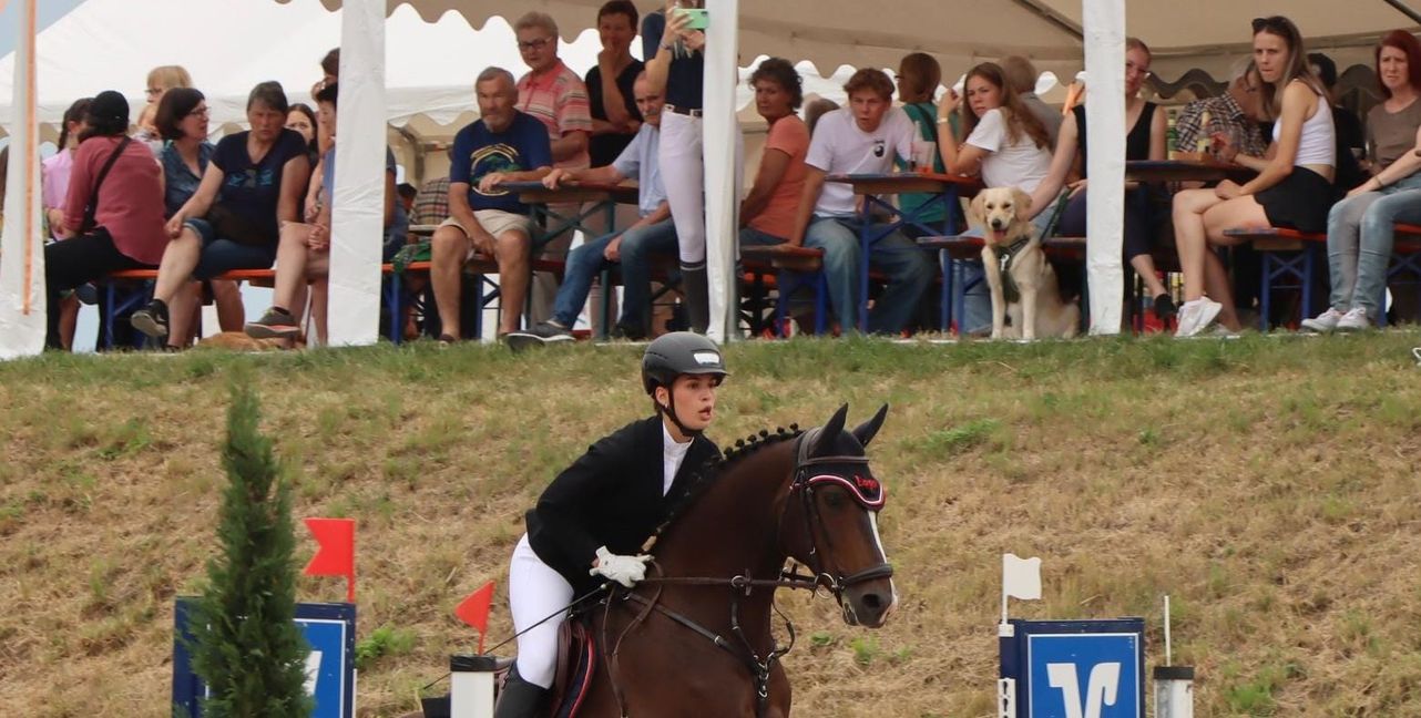 Auch die Gärtringerin Johanna Motteler (PSV Hohe Eichen) mischte auf Bonita in Ehningen mit und sprang vor schöner Zuschauerkulisse auf den zweiten Platz des 80 Zentimeter-Stilspringwettbewerbs.Bild: Häusler