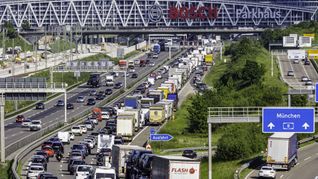 Ein fast tägliches  Bild: Stau auf der A8 bei Stuttgart