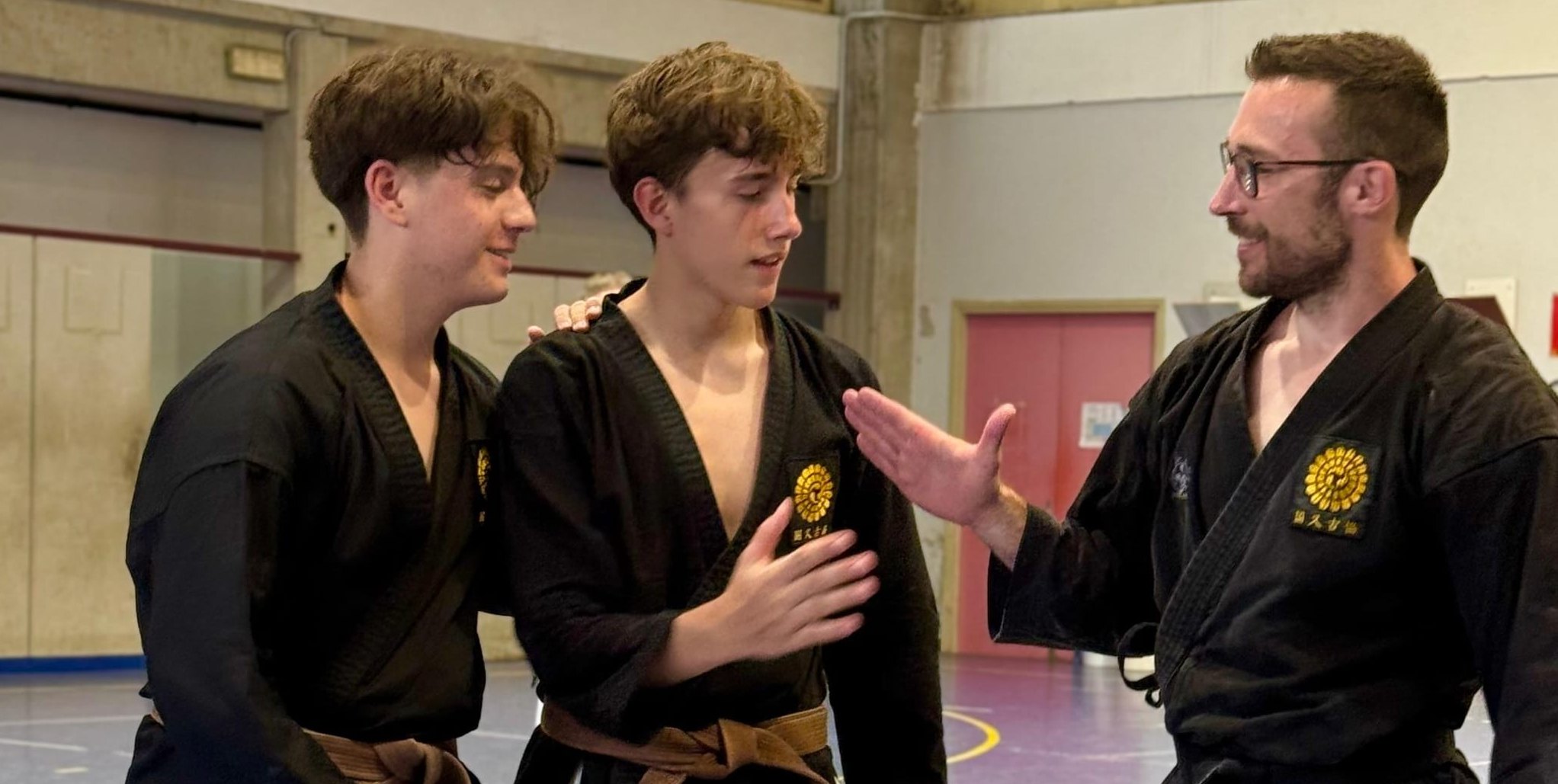 Leandro Paz Graßl und Florian Watzke  mit ihrem Lehrer und Sensei Georg Groß (von links).
