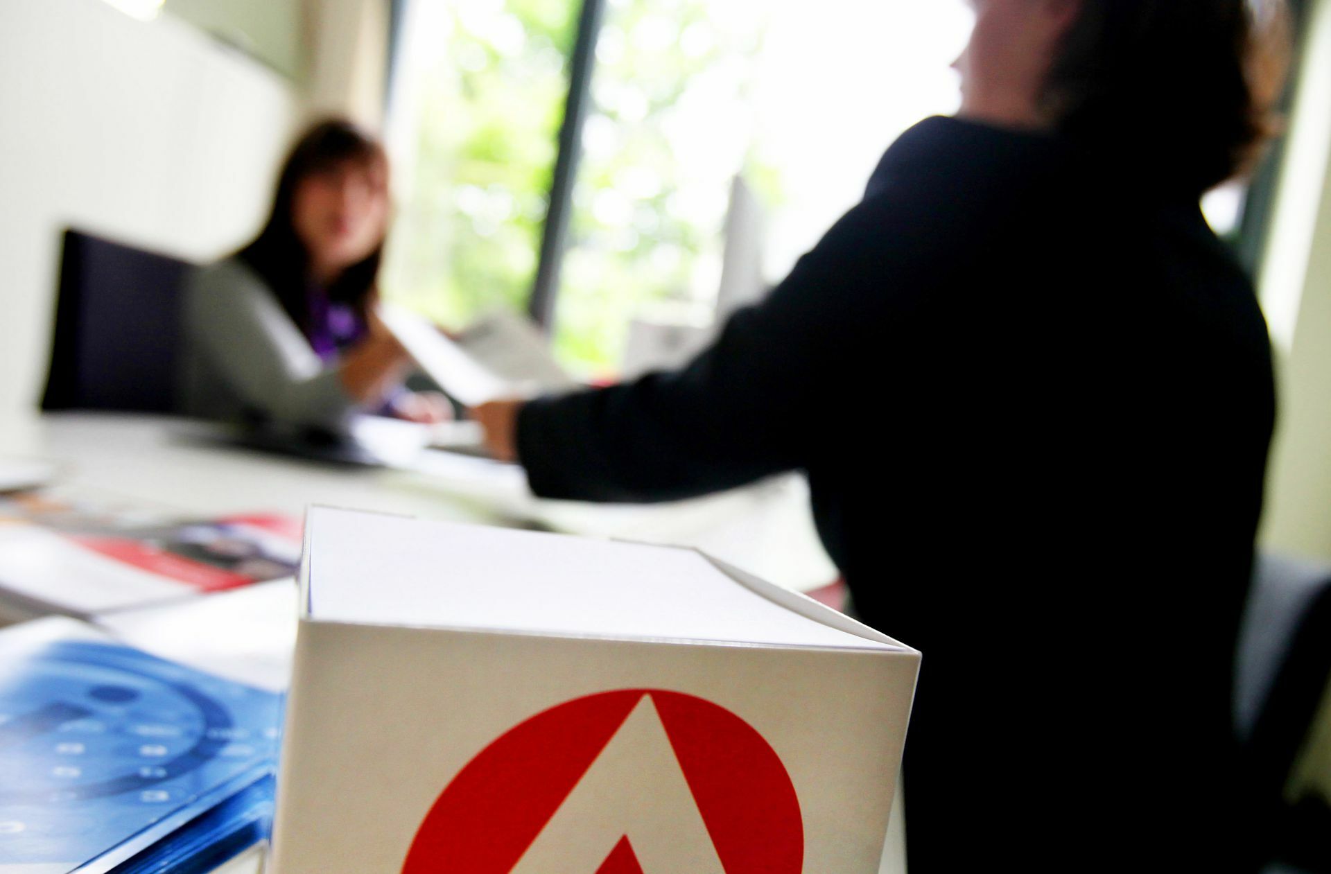 Immer mehr Kundinnen und Kunden – etwa Geflüchtete aus der Ukraine – sowie höhere Personalkosten bringen gerade kleinere Jobcenter in finanzielle Schwierigkeiten.