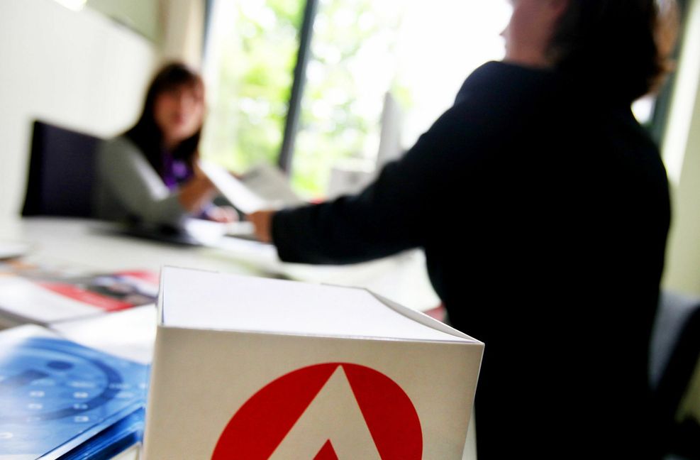 Immer mehr Kundinnen und Kunden – etwa Geflüchtete aus der Ukraine – sowie höhere Personalkosten bringen gerade kleinere Jobcenter in finanzielle Schwierigkeiten.