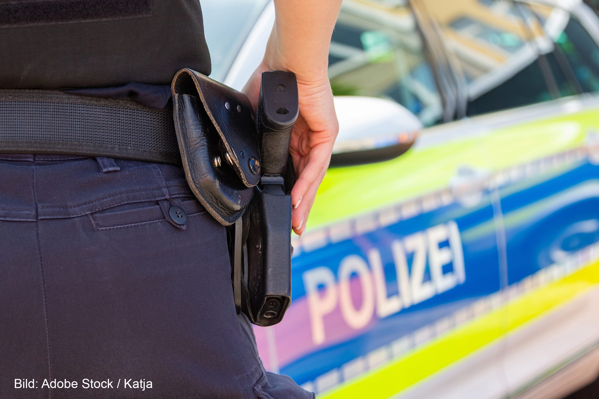 Der Oberkommissar hatte drei Farbmakierungspatronen in seiner Pistole. Bild: Adobe Stock/Katja