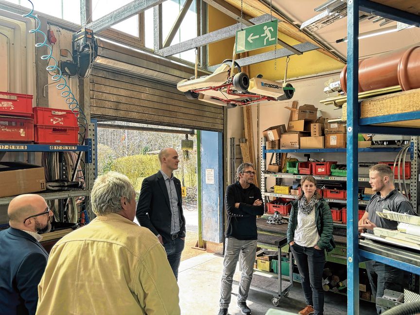 Der Grüne Landtagsabgeordnete Peter Seimer (Mitte) bekommt einen Einblick in die Waldhaus-Werkstatt auf dem Stammgelände in Hildrizhausen.