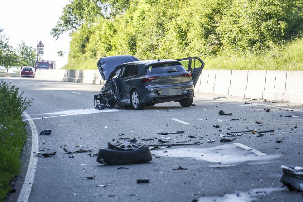 Viele Autoteile lagen auf der Fahrbahn.