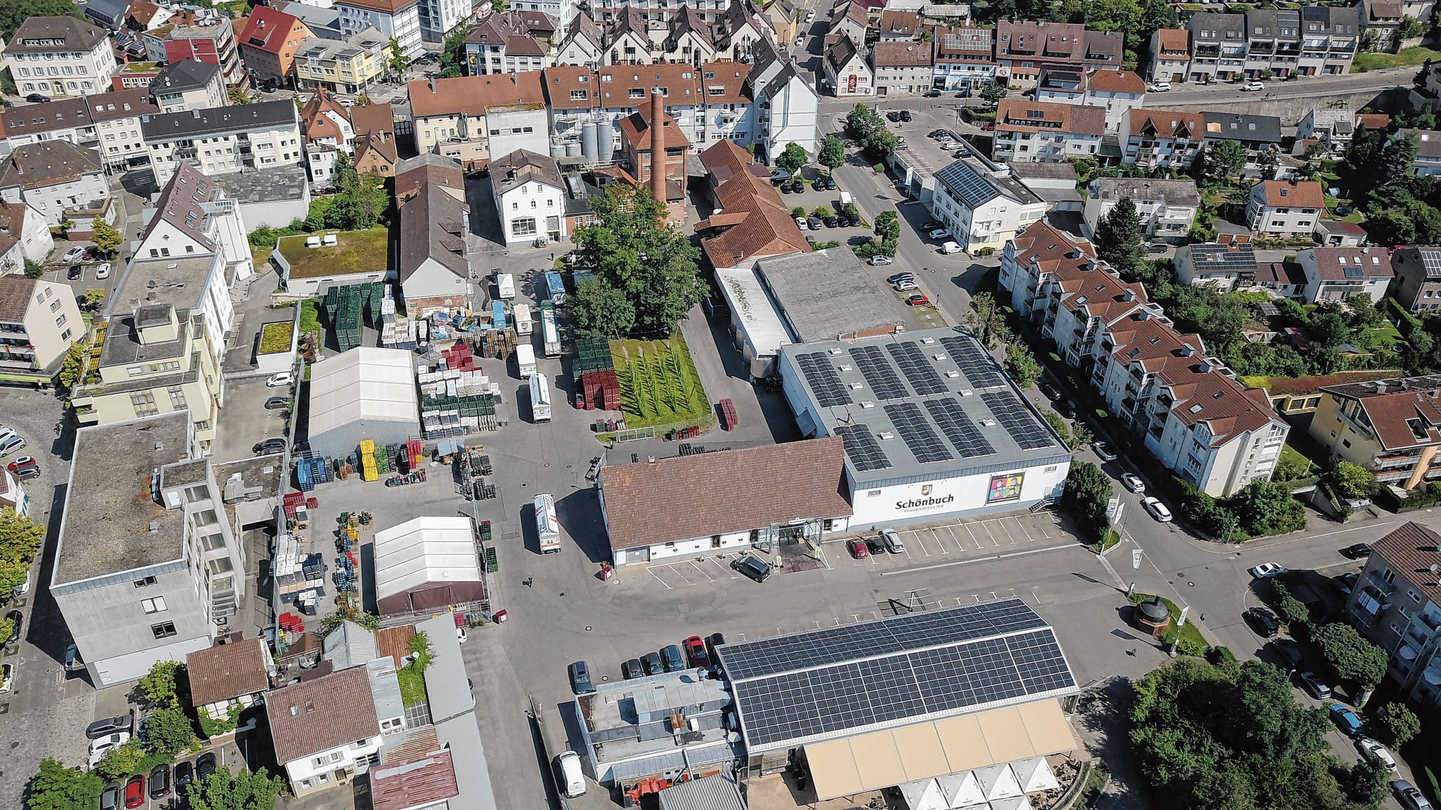 Die Braumanufaktur am Böblinger Postplatz aus Drohnensicht: Deutlich zu erkennen ist die neue Photovoltaik-Anlage auf dem Dach der Lagerhalle.