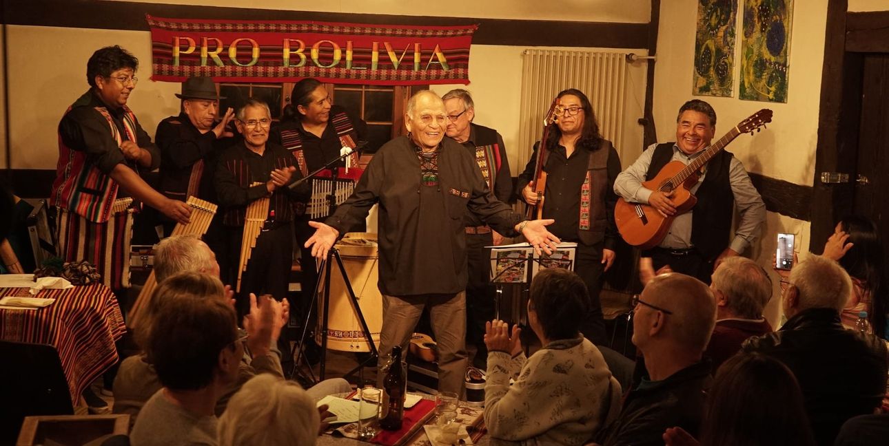 Mit einem Konzert der Gruppe Alaya beendete der Verein Pro Bolivia um den Vorsitzenden Juan Kalteis Alba (Mitte) seine Arbeit.