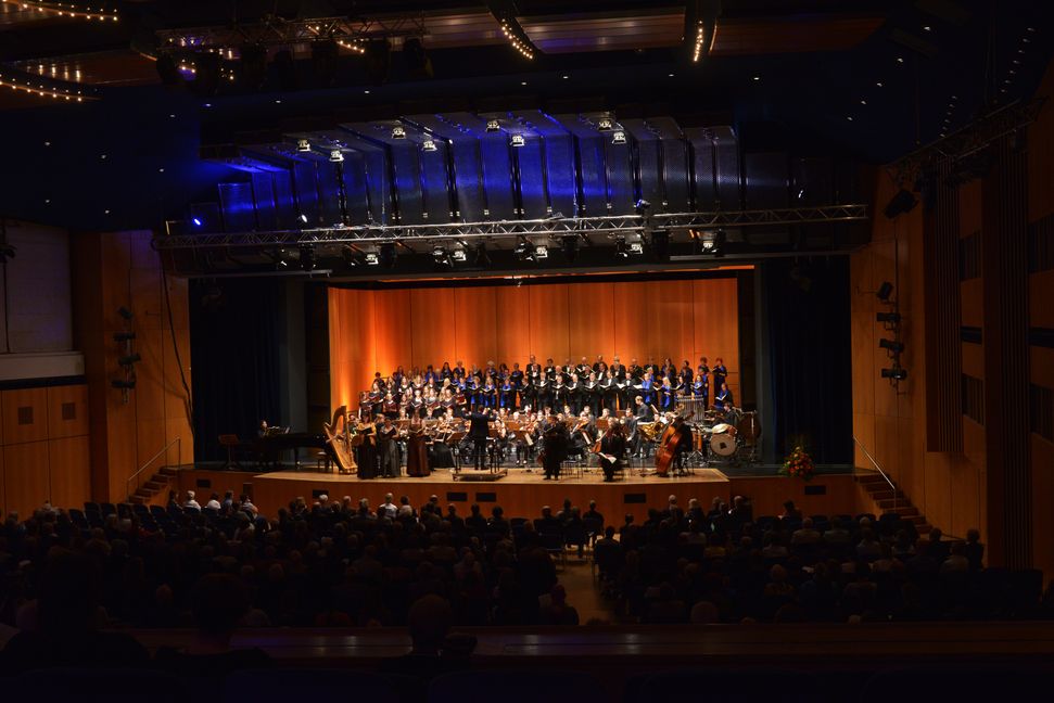 Der Chor Cappella Nuova, der Kinder- und Jugendchor und die Sindelfinger Sinfoniker unter der Leitung von Daniel Tepper in der Sindelfinger Stadthalle.	Bild: Stampe