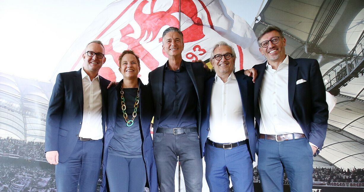 Schulterschluss der Vertreter von VfB, Porsche, Mercedes und MHP Ende Juni 2023.Schulterschluss der Vertreter von VfB, Porsche, Mercedes und MHP Ende Juni 2023