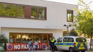 An einer Berliner Grundschule griff ein 13-Jähriger einen 12 Jahre alten Mitschüler mit einem Messer an.
