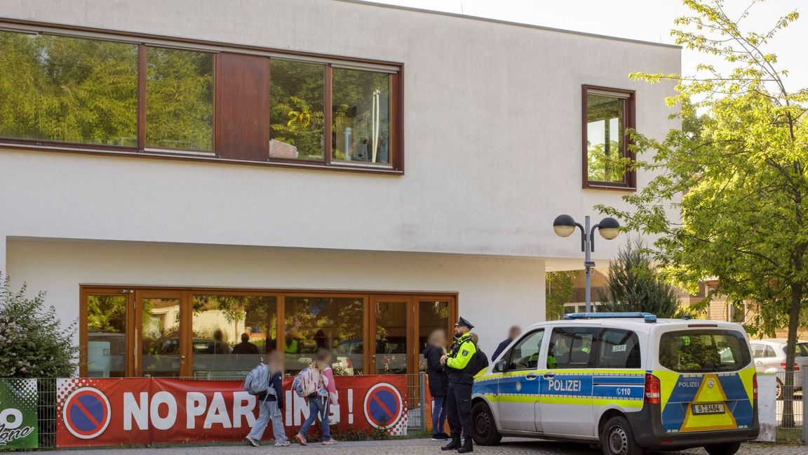 An einer Berliner Grundschule griff ein 13-Jähriger einen 12 Jahre alten Mitschüler mit einem Messer an.