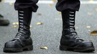 Springerstiefel eines Teilnehmers einer Demonstration der rechten Szene (Archivbild).