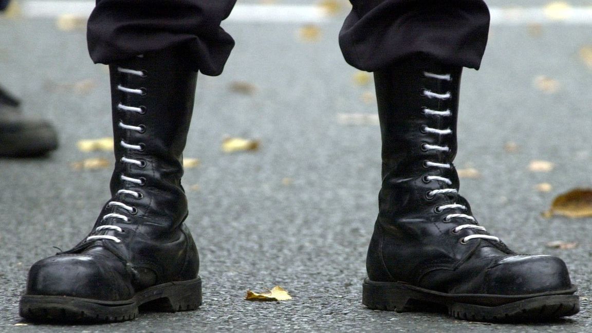 Springerstiefel eines Teilnehmers einer Demonstration der rechten Szene (Archivbild).