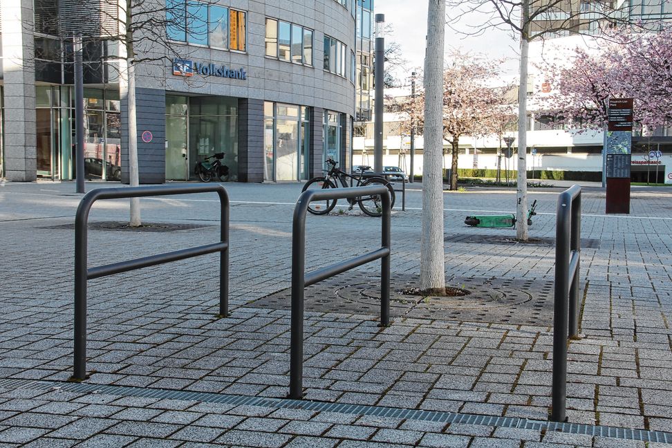 Positives Beispiel eines Radständers: Länge und Höhe passen, die Querstrebe ist nützlich.