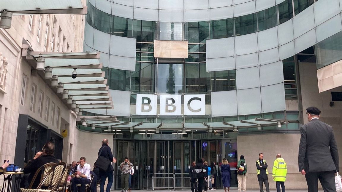 Das Sender-Logo prangt am Eingang der britischen Rundfunkanstalt BBC, die bis zu 2000 Stellen streichen will (Archivfoto).