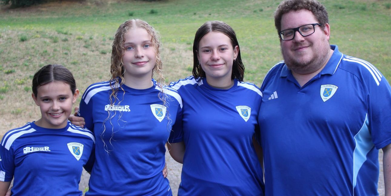Das Bild zeigt Maja Iben, die für die Landesauswahl nominierte Katharina Zemella, Emily Kramer und Cheftrainer Felix Gutekunst (von links).