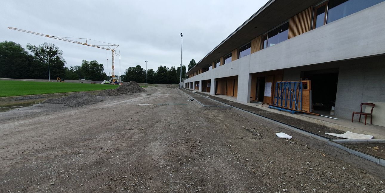 Die Sanierung des Floschenstadions ist ein Musterbeispiel dafür, wie wichtig es ist, dass der Sport im Gemeinderat vertreten ist. In der Mitte des Bilds ist der Unterbau für die blaue Kunststoff-Laufbahn der Leichtathleten zu sehen. Rechts steht das neue Finktionsgebäude auf der Seite der Rosenstraße, links lieg das Fußball-Spielfeld.