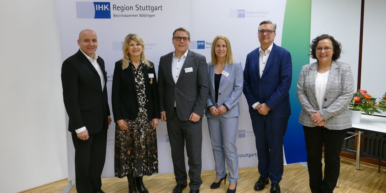 Das neu gewählte Präsidium der IHK-Bezirkskammer Böblingen: Die Präsidiumsmitglieder Amin Khalsi, Christina Almert, Andreas Weeber (Bezirkskammerpräsident) und Katja Pacholczyk. Weiterhin der neue Ehrenpräsident der Bezirkskammer, Andreas Hadler und die leitende Geschäftsführerin der Bezirkskammer Böblingen, Marion Oker (von links). Bild: z