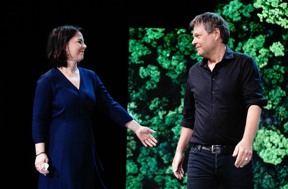 Die Vorstellung der Kandidatin Annalena Baerbock übernimmt der Mann, der selbst gern an ihrer Stelle gestanden hätte: Robert Habeck. Foto: dpa/Kay Nietfeld