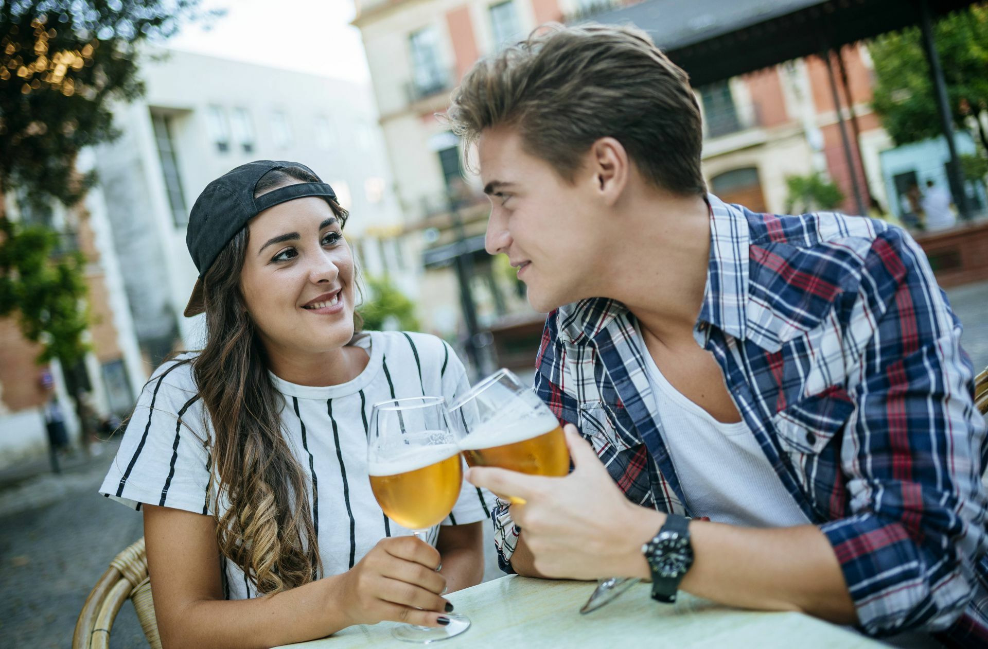 Eher keine Biomarke: junge Leute beim Bier Foto: imago/Westend61